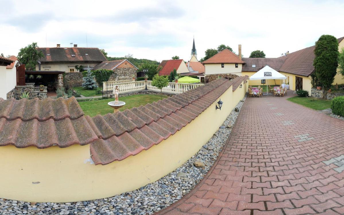 Penzion A Restaurace Nad Hradem Křivoklát Εξωτερικό φωτογραφία